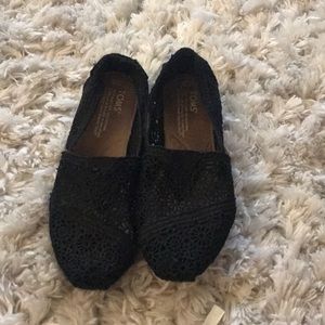 Toms black lace shoes